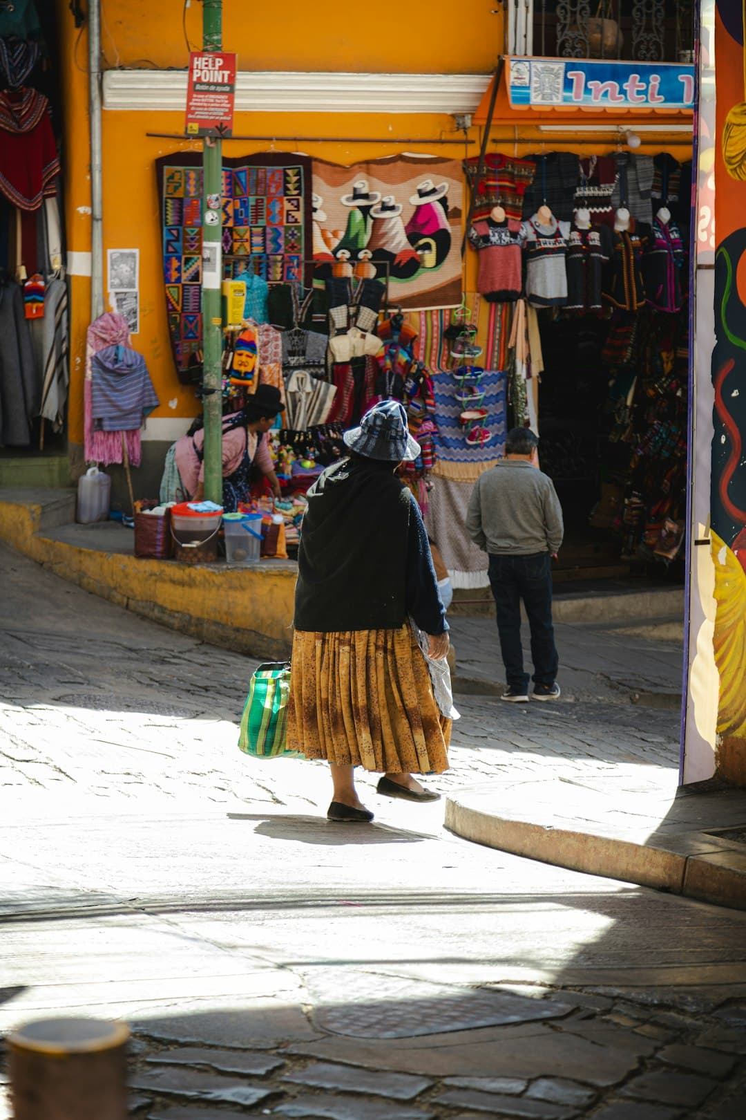 Targ uliczny w La Paz, kobieta w tradycyjnej odzieży.