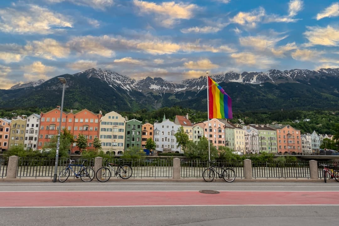 Turysta cieszący się letnimi aktywnościami w Innsbrucku
