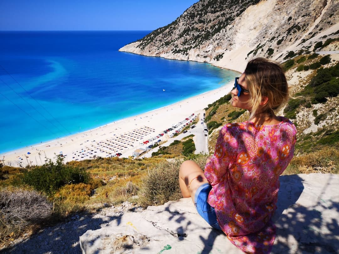 Plaża, kobieta, niebieskie morze, krajobraz, Grecja.