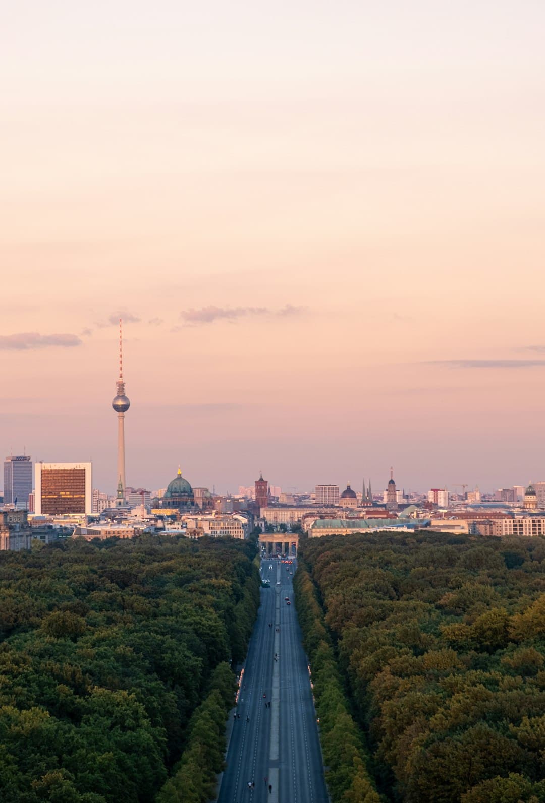 Panorama Berlina z charakterystycznymi zabytkami
