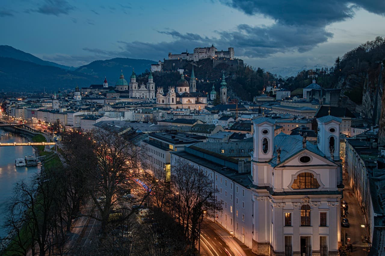 Salzburg nocą, twierdza Hohensalzburg, katedra, rzeka Salzach, światła miasta.