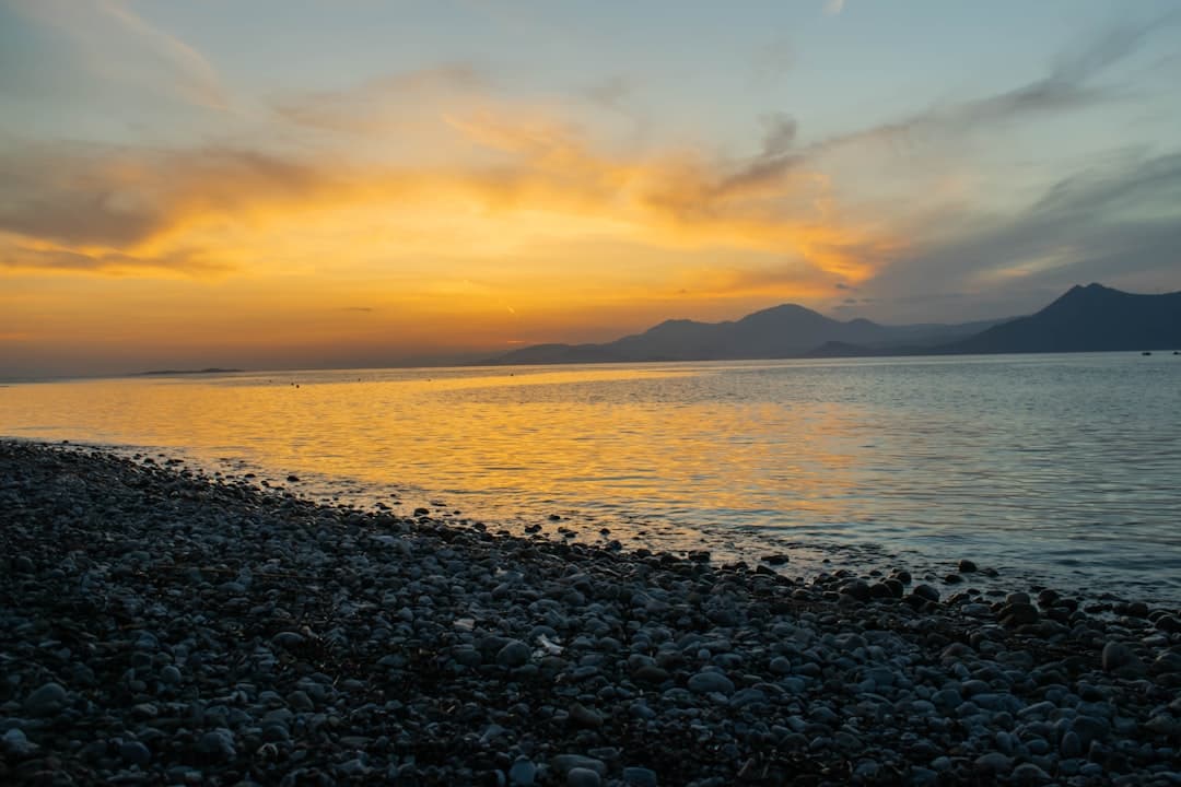 Zachód słońca nad plażą w Atenach