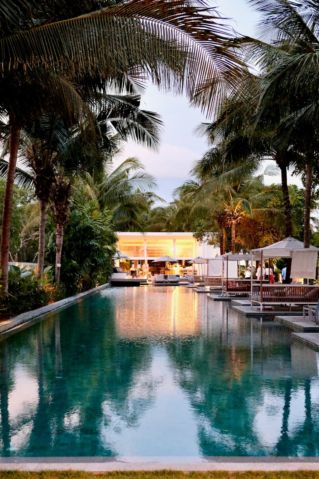 Luksusowy hotel z pięknym basenem i widokiem na zachód słońca