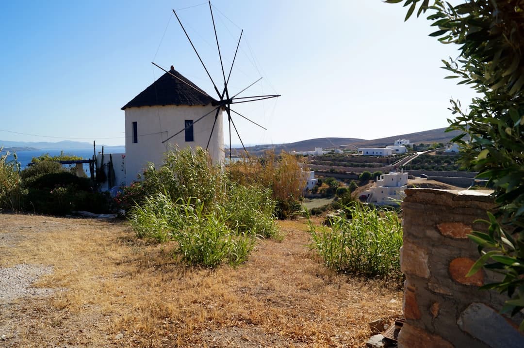 Wiatrak na wzgórzu z widokiem na morze