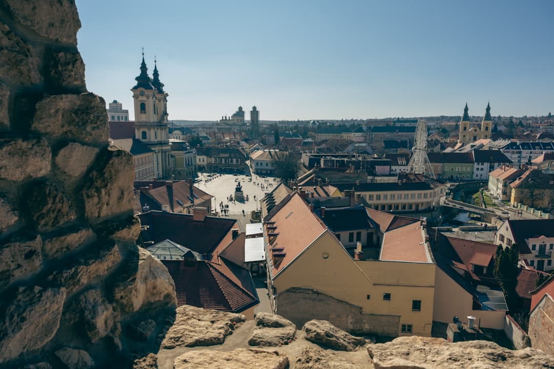 Panoramiczny widok na historyczne miasto europejskie.