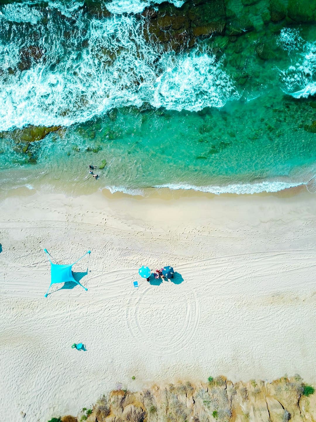 Piękna plaża na wyspie Aitutaki z turkusową wodą
