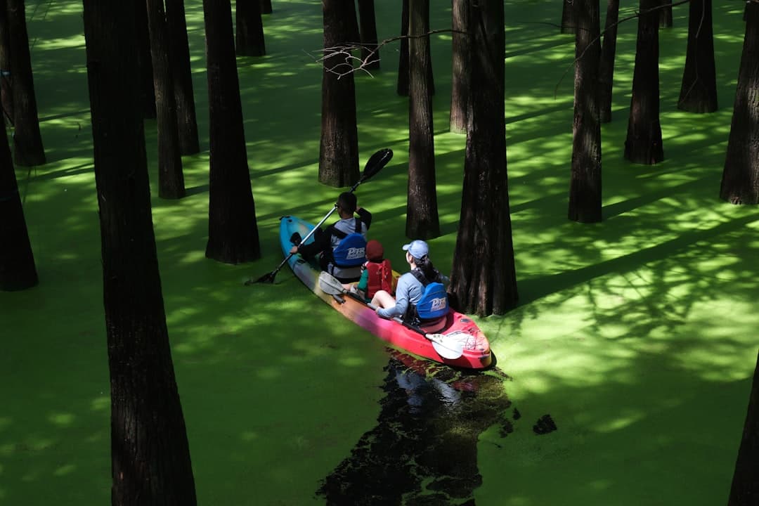 Para przeżywająca przygodę podczas rafting na rzece