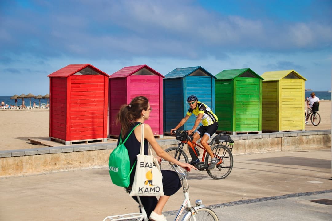 Turyści jeżdżący na rowerach po Lazurowym Wybrzeżu