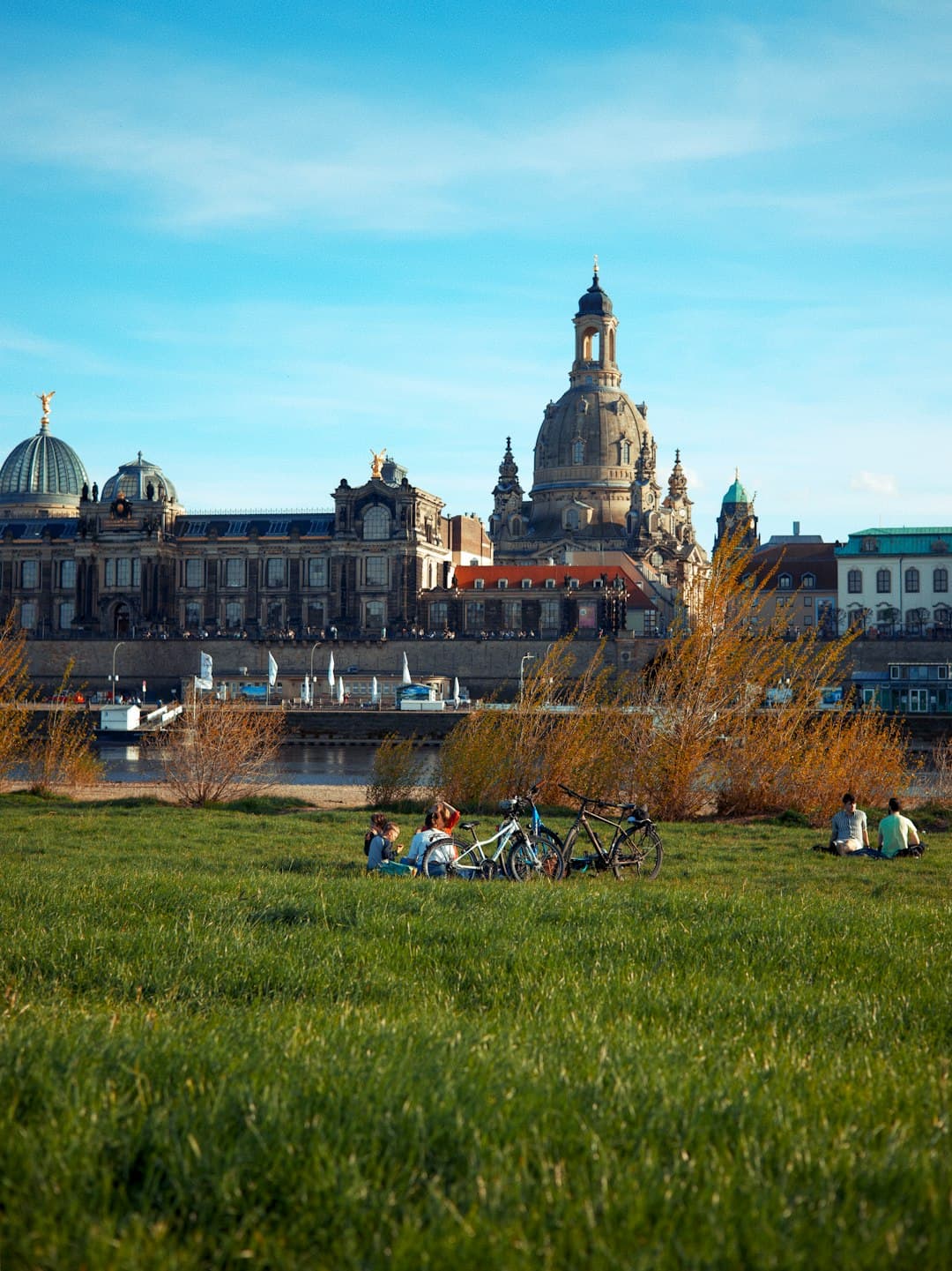 Rowerzyści nad Łabą w Dreźnie