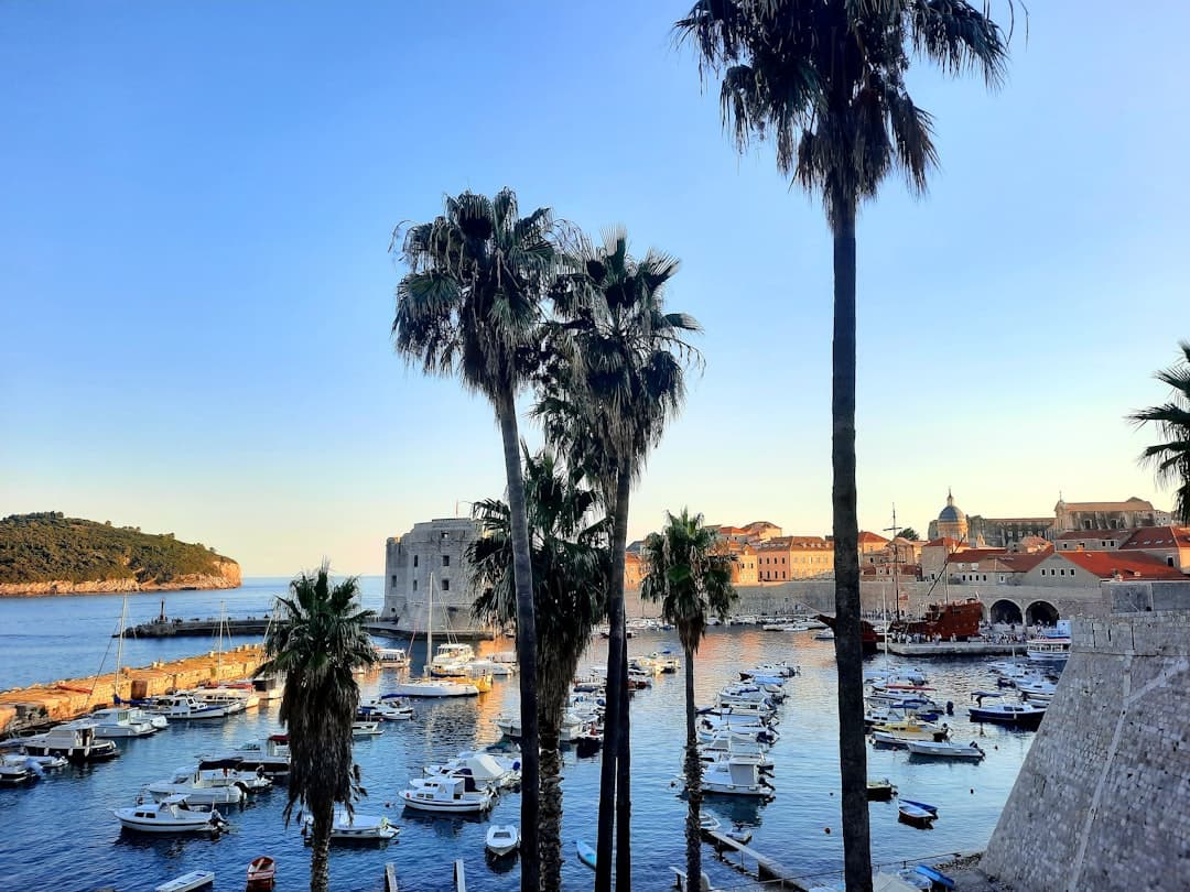 Tropikalna plaża o zachodzie słońca w Dubrowniku