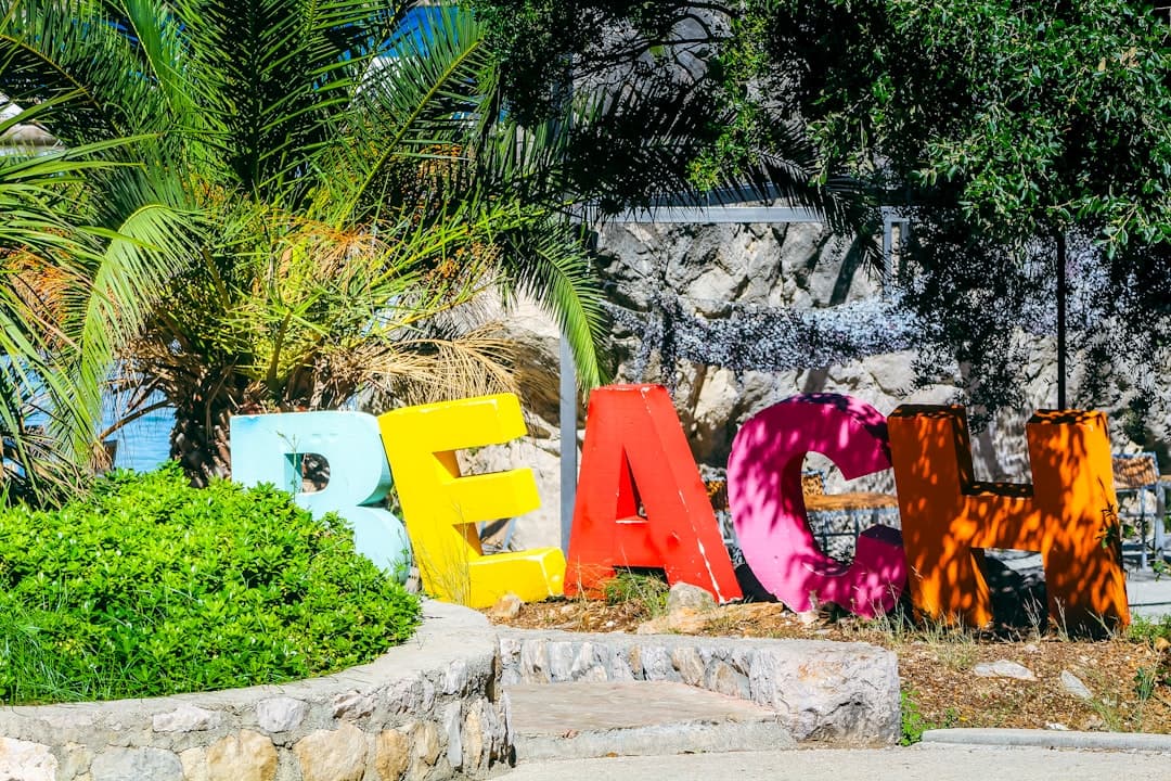 Rodzina ciesząca się wakacjami letnimi w ośrodku nadmorskim