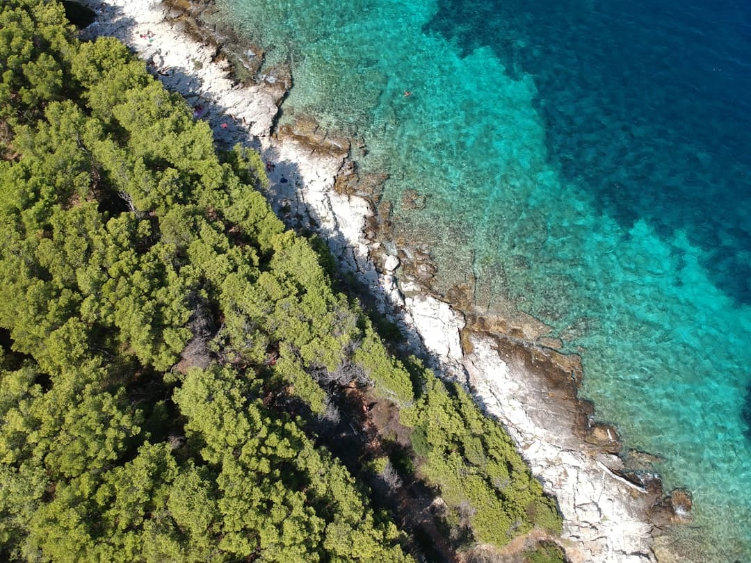 Piękne plaże wysp Hvar i Brač