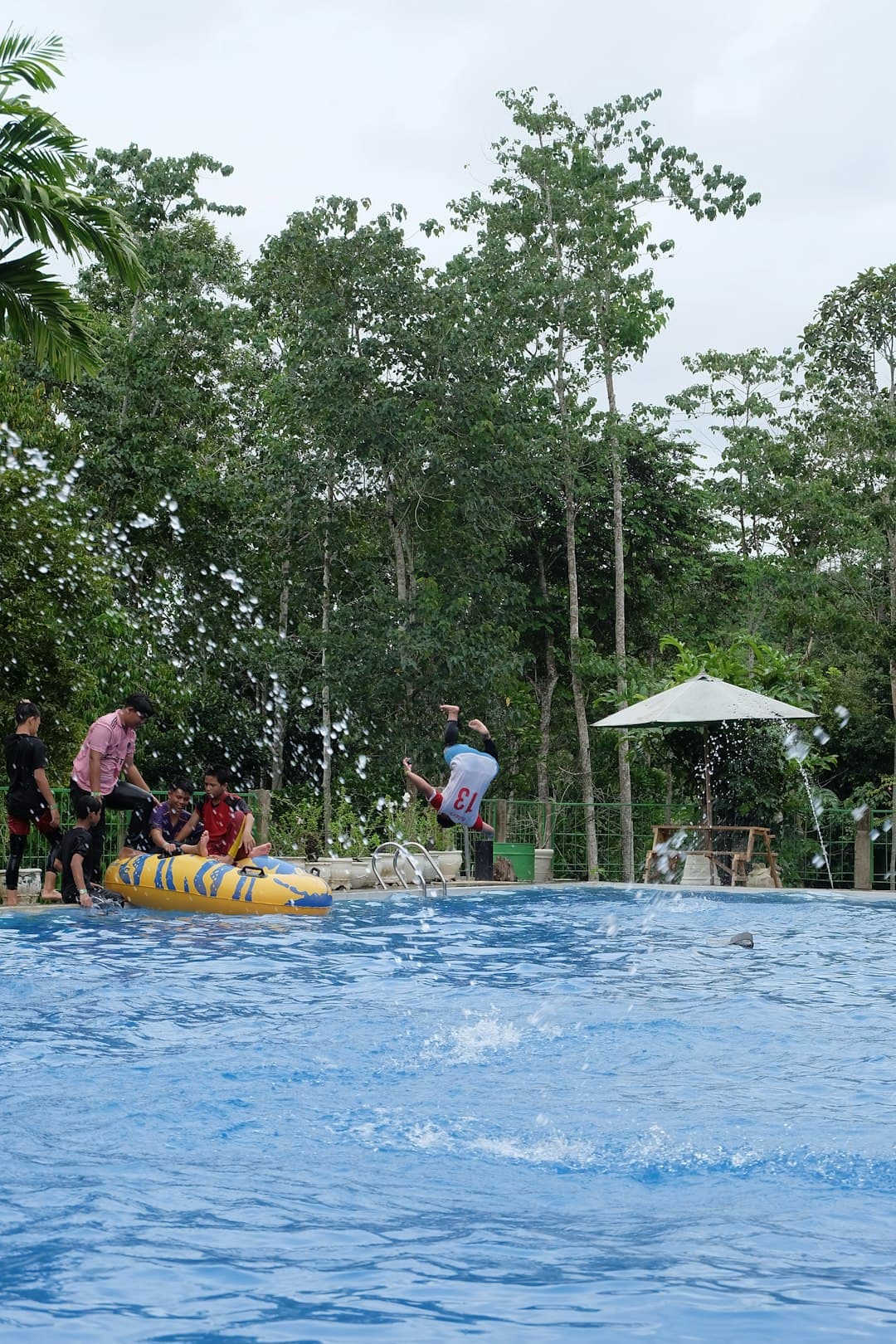 Dzieci bawiące się w aquaparku