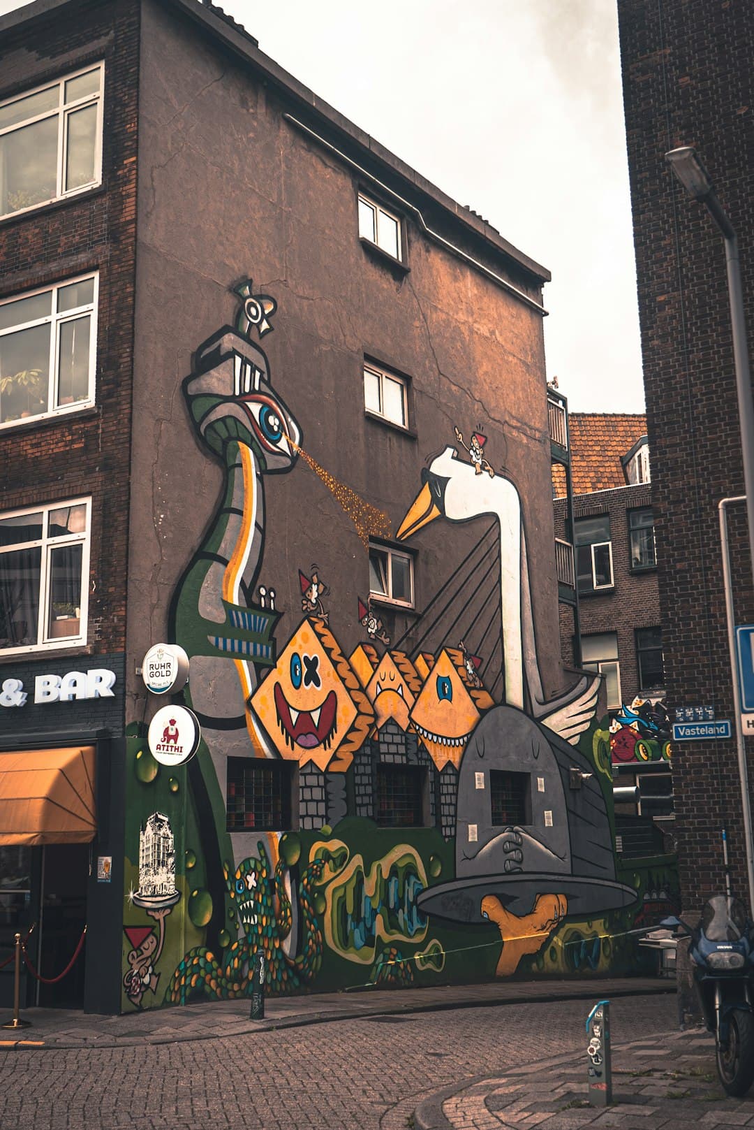 Kolorowe murale w NDSM Werf w Amsterdamie