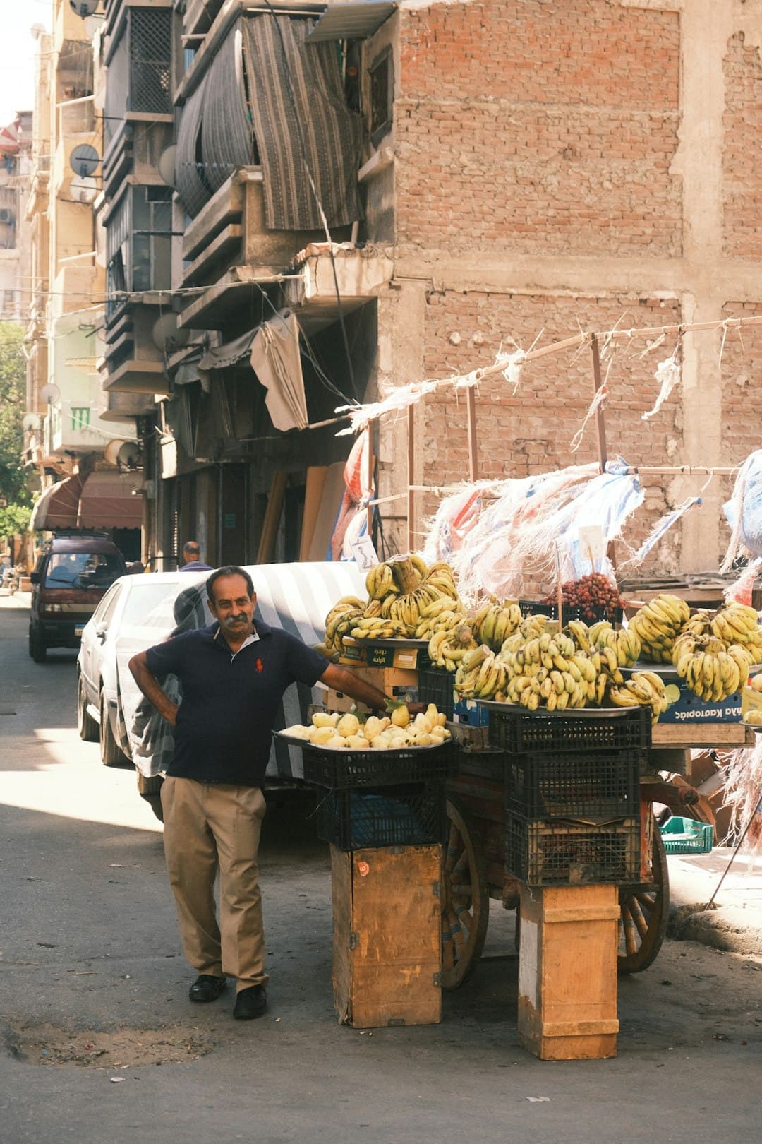Targ w Aleksandrii pełen kolorowych przypraw i rzemiosła
