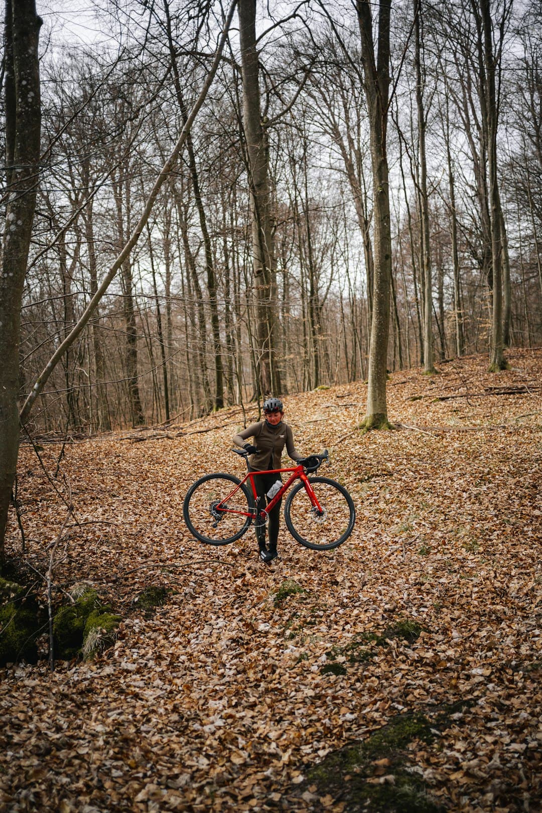 Rowerzysta na górskim szlaku w Brnie