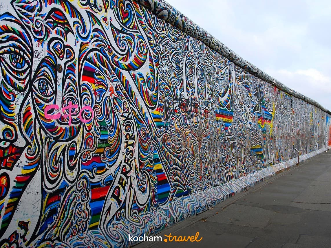 Barwne graffiti na murze berlińskim, East Side Gallery, sztuka uliczna.