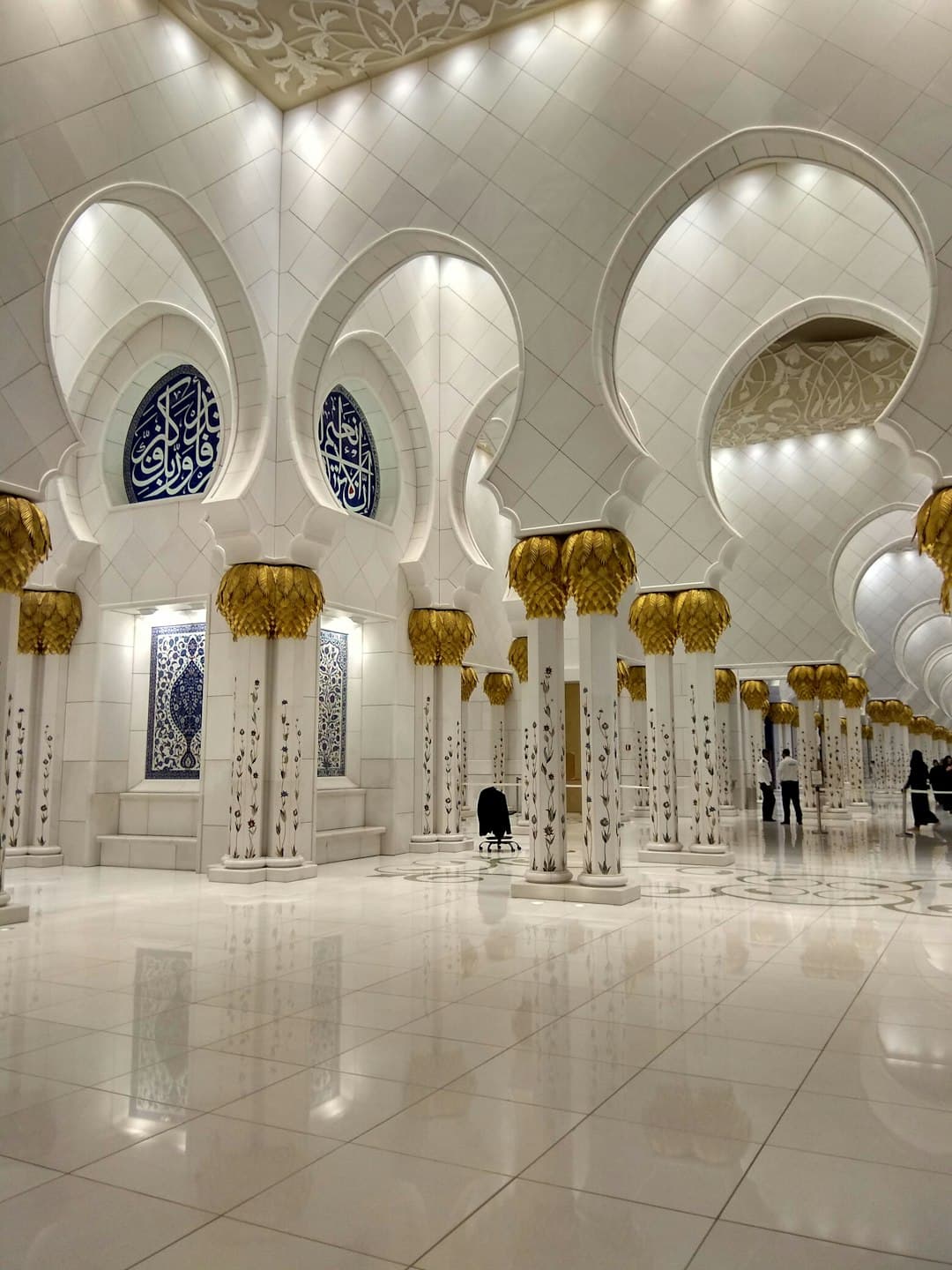 Wnętrze Meczetu Szejka Zayeda z kolumnami