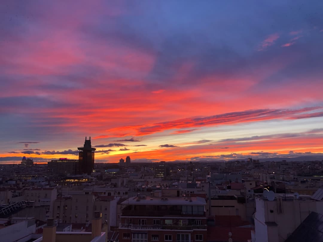 Widok na Barcelonę o zachodzie słońca