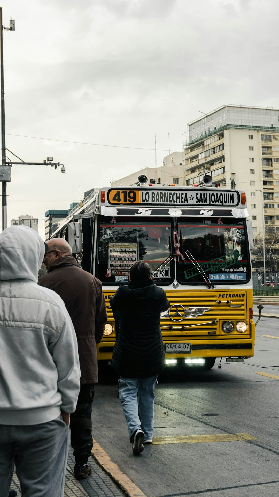 Kolorowe autobusy w Chile