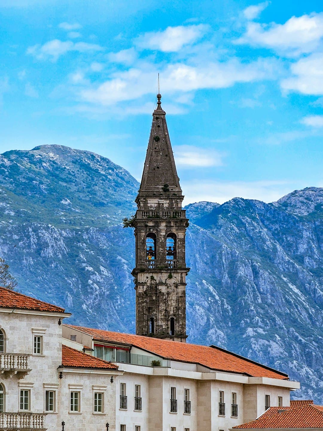 Wieża zegarowa w Starym Barze z tłem gór