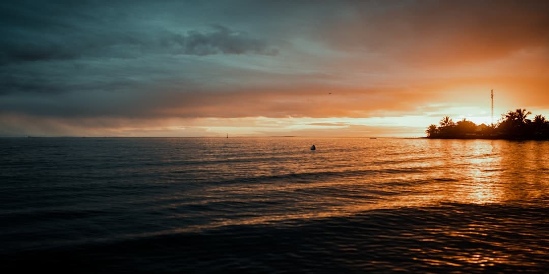 Rodzina ciesząca się czasem na plaży w Moorea