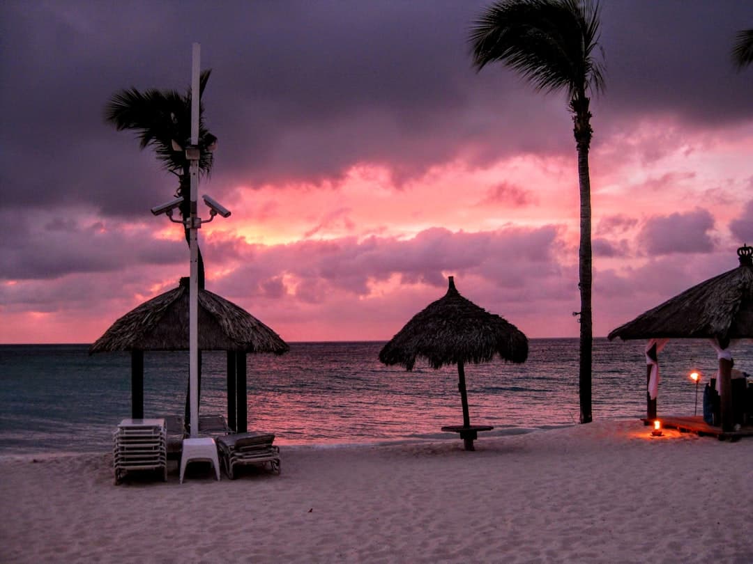 Luksusowy kurort na plaży z widokiem na zachód słońca