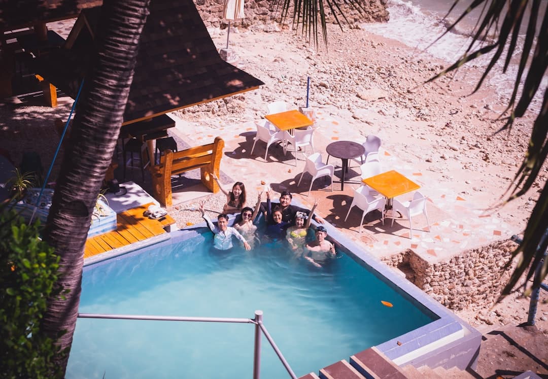 Rodzina ciesząca się wakacjami w kurorcie na Karaibach