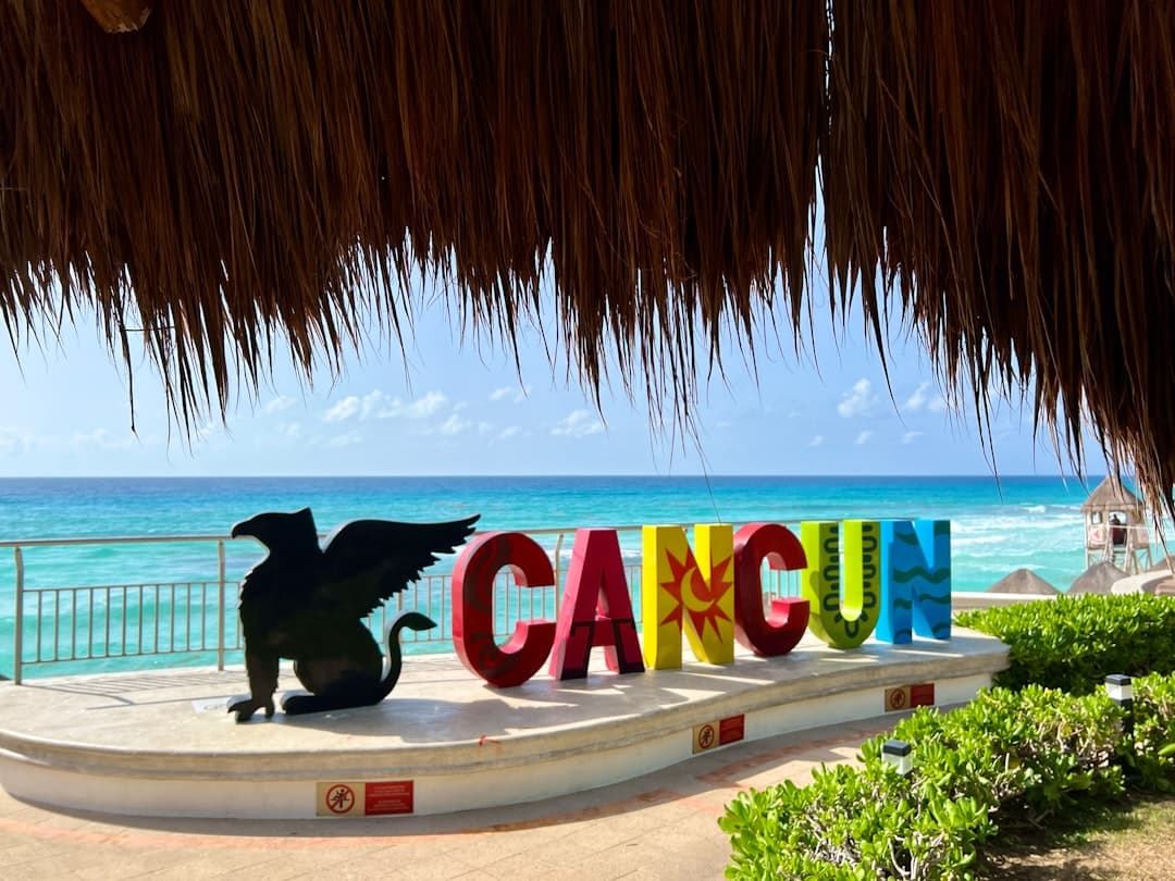 Szczęśliwi turyści cieszący się plażą w Cancún