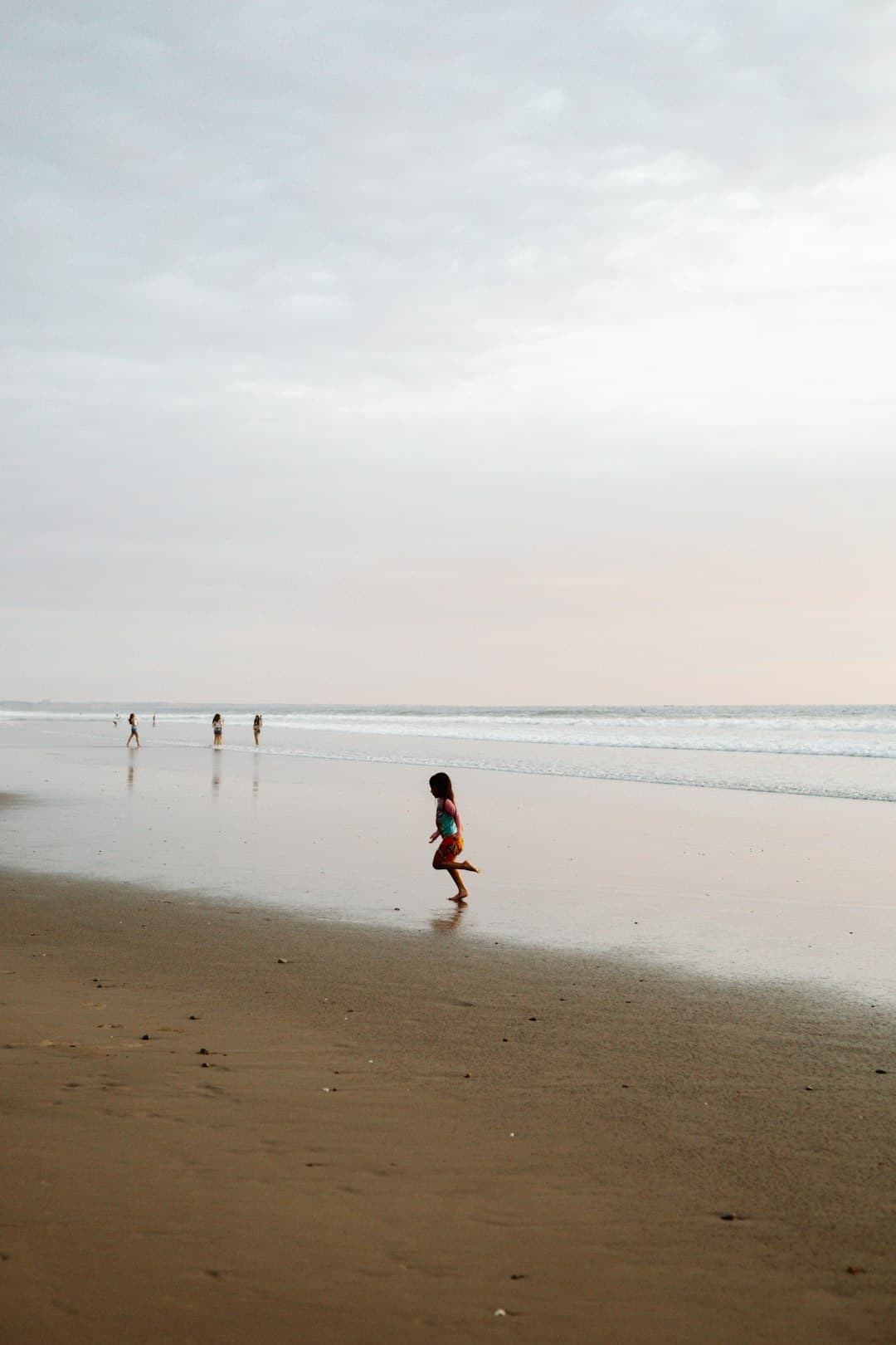 Ludzie korzystający z atrakcji na plaży w Ekwadorze