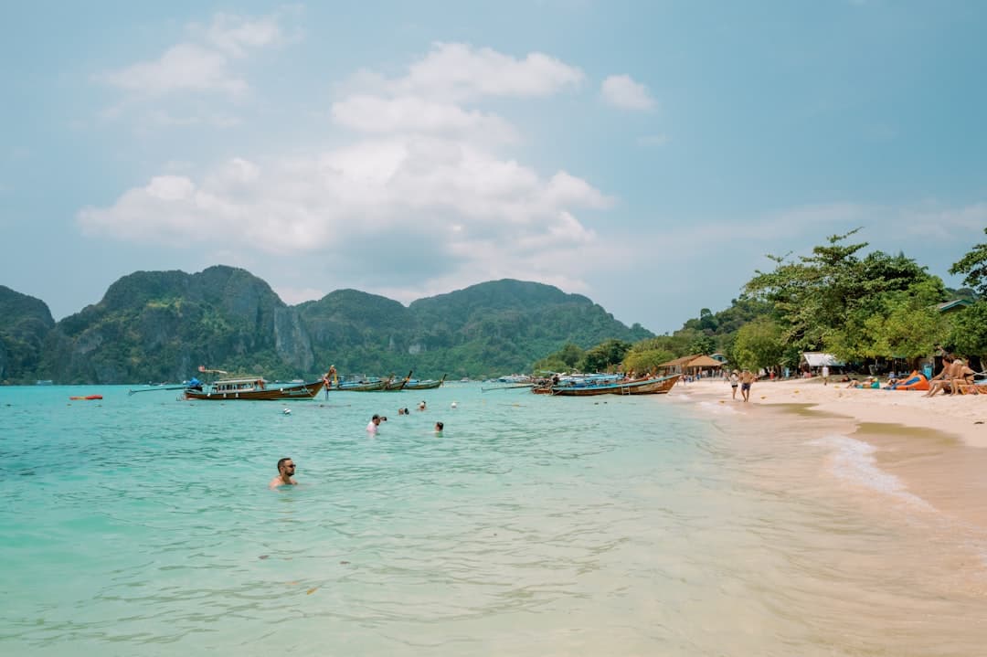 Tajska plaża z zachodem słońca