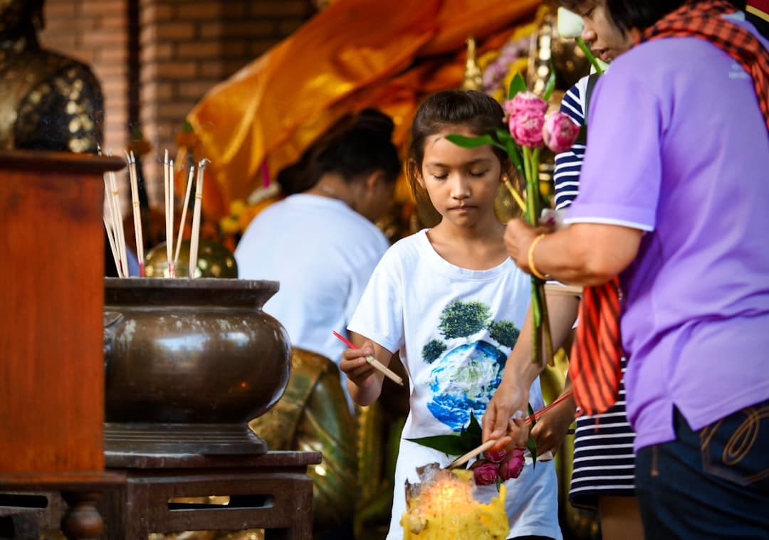 Dzieci odkrywające lokalną kulturę w Tajlandii