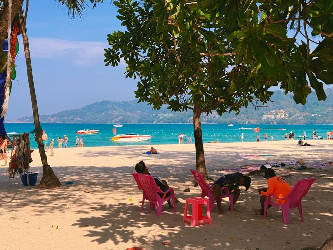 Rodzina na plaży Koh Samui, cieszy się tropikalnym rajem