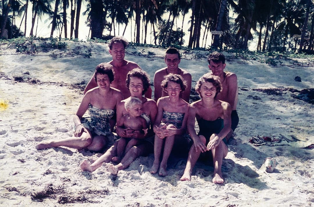 Rodzina ciesząca się wakacjami na plaży Koh Lanta