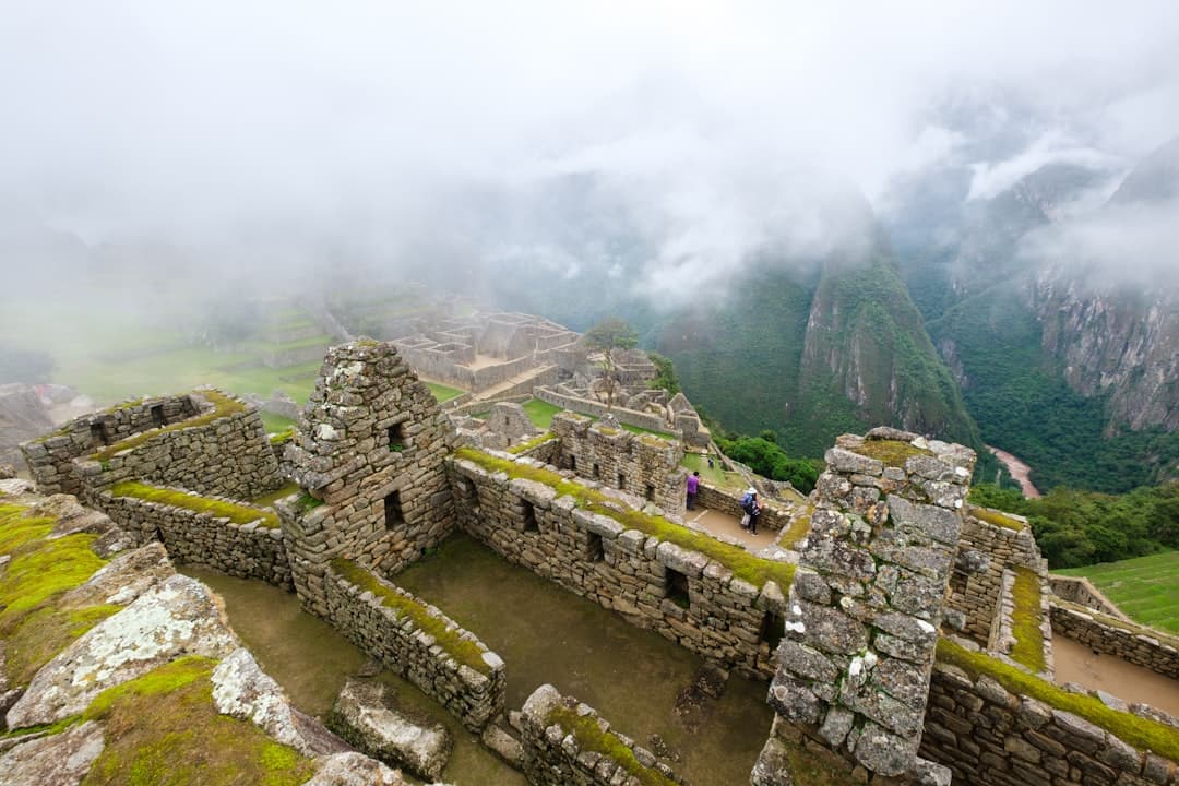 Podróżnicy odkrywający ruiny Machu Picchu