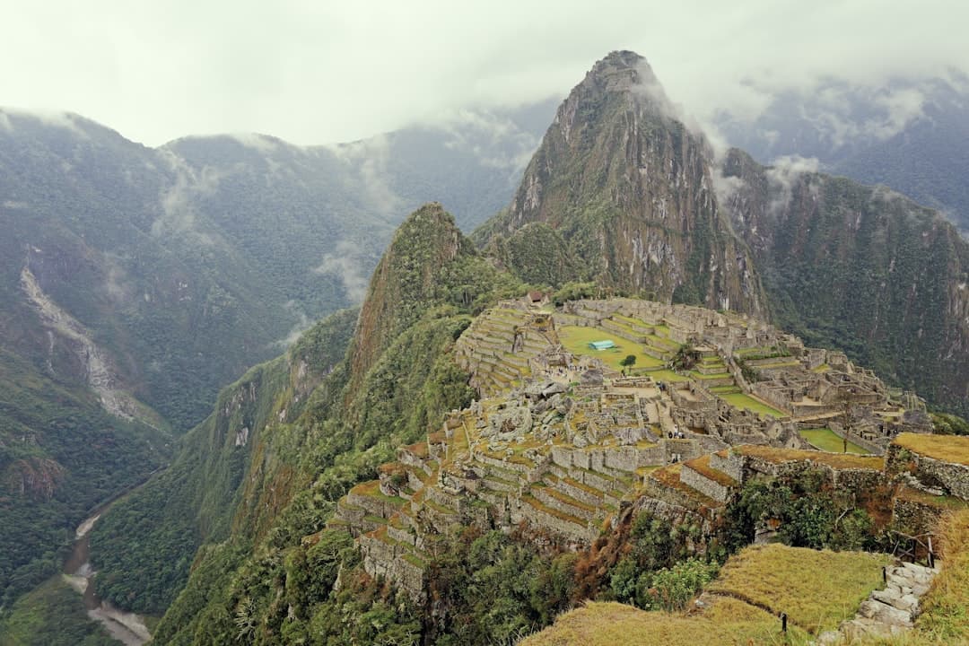 Machu Picchu ruiny otoczone górami w Peru.