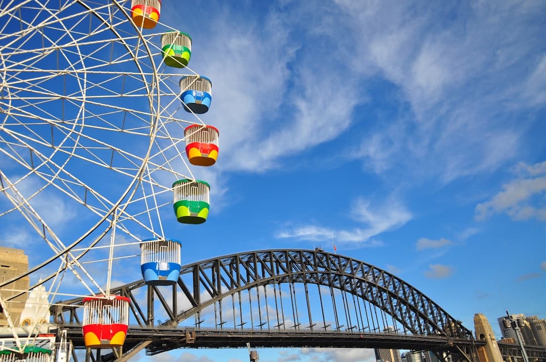 Turyści cieszący się lokalnymi atrakcjami w Australii