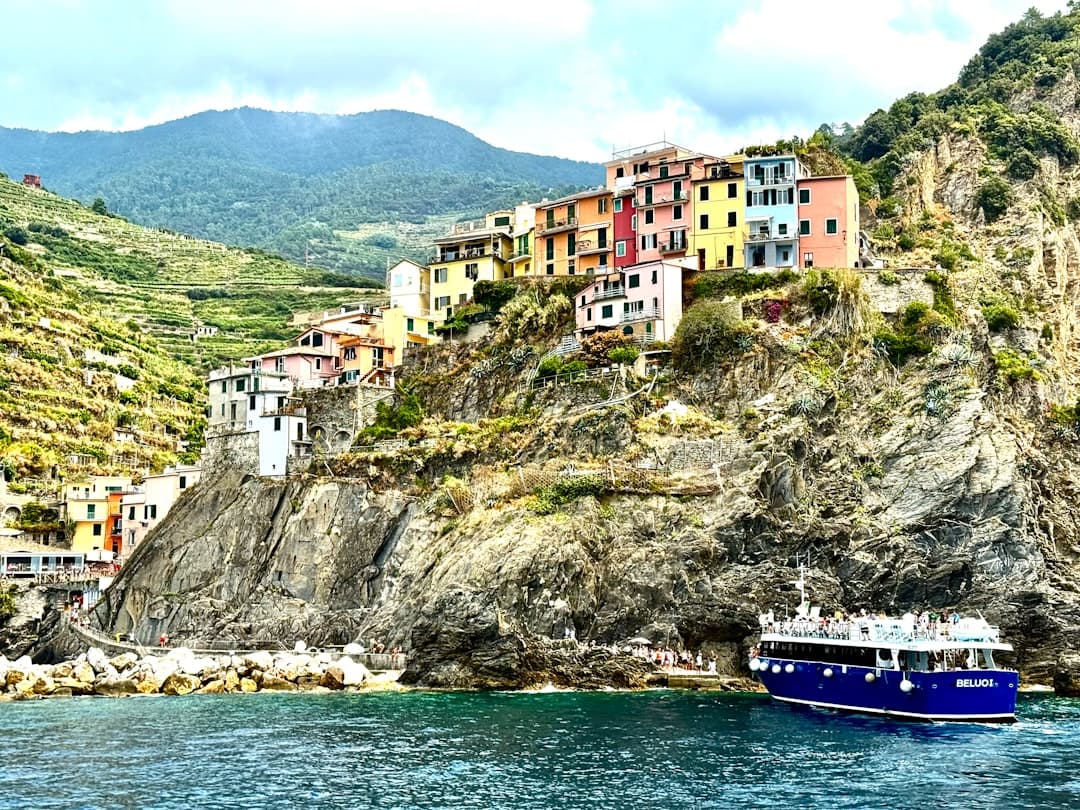 Malownicza podróż pociągiem wzdłuż wybrzeża