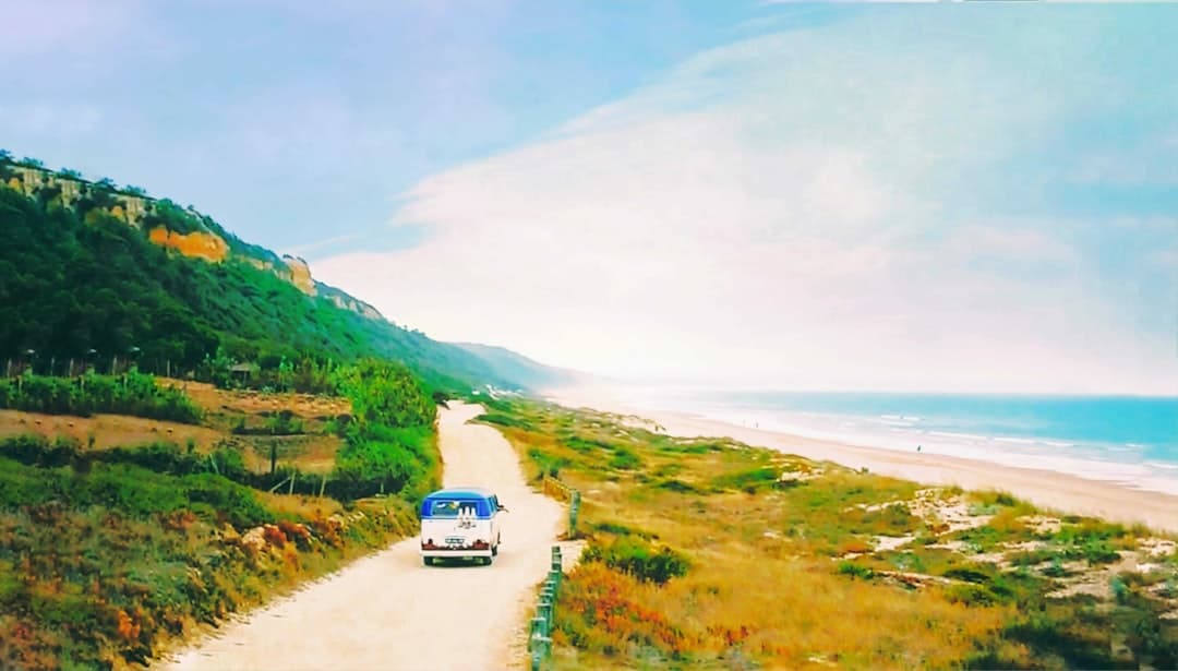 Inspiracja podróżnicza wzdłuż wybrzeża, czeka przygoda