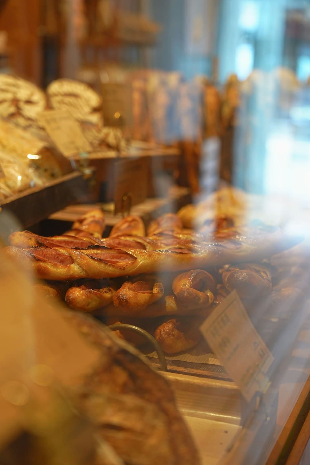 Świeżo pieczone kanelbulle w piekarni