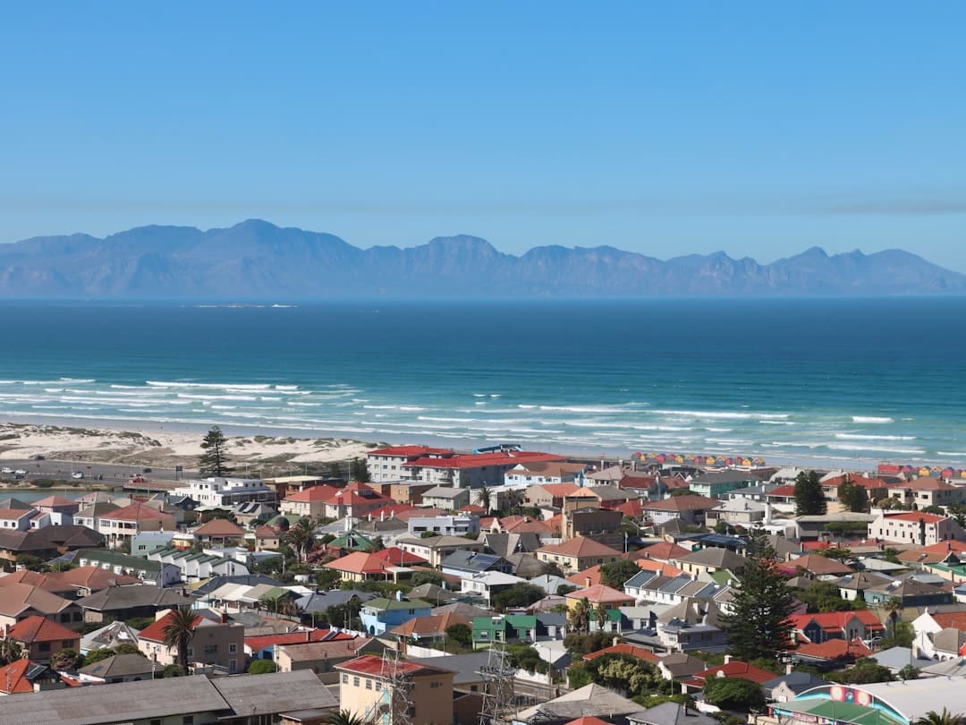 Nadmorskie miasto, góry w tle, malowniczy krajobraz.