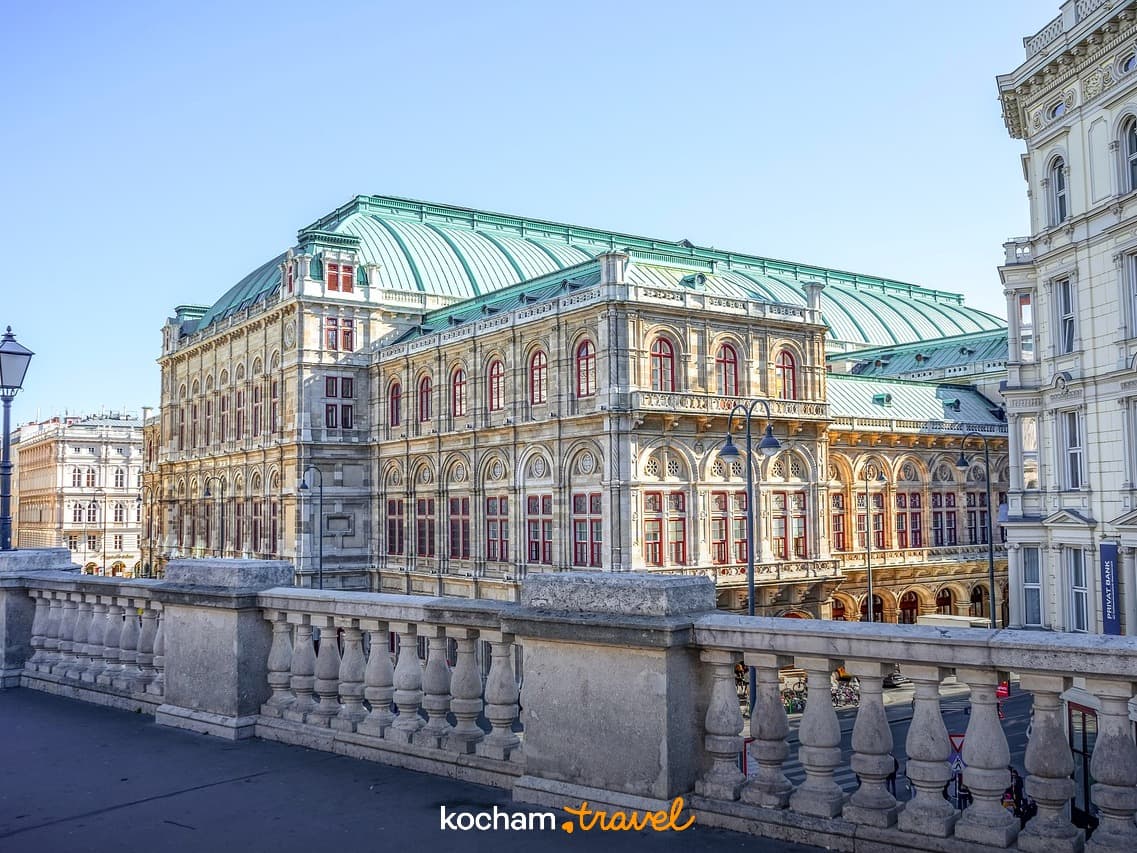 Wiedeńska Opera Państwowa, historyczna architektura, zielony dach, słoneczny dzień.