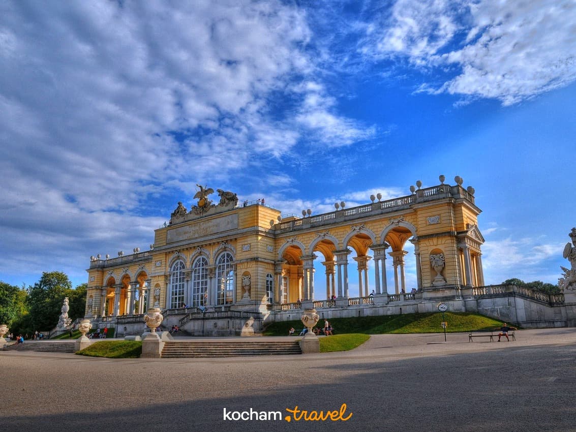 Gloriette, Pałac Schönbrunn, Wiedeń, słoneczny dzień, zabytkowy budynek.