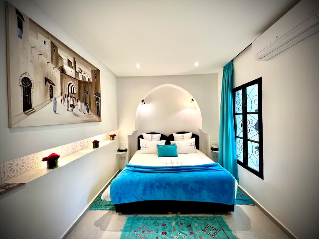 Przytulny pokój hotelowy z widokiem na ocean