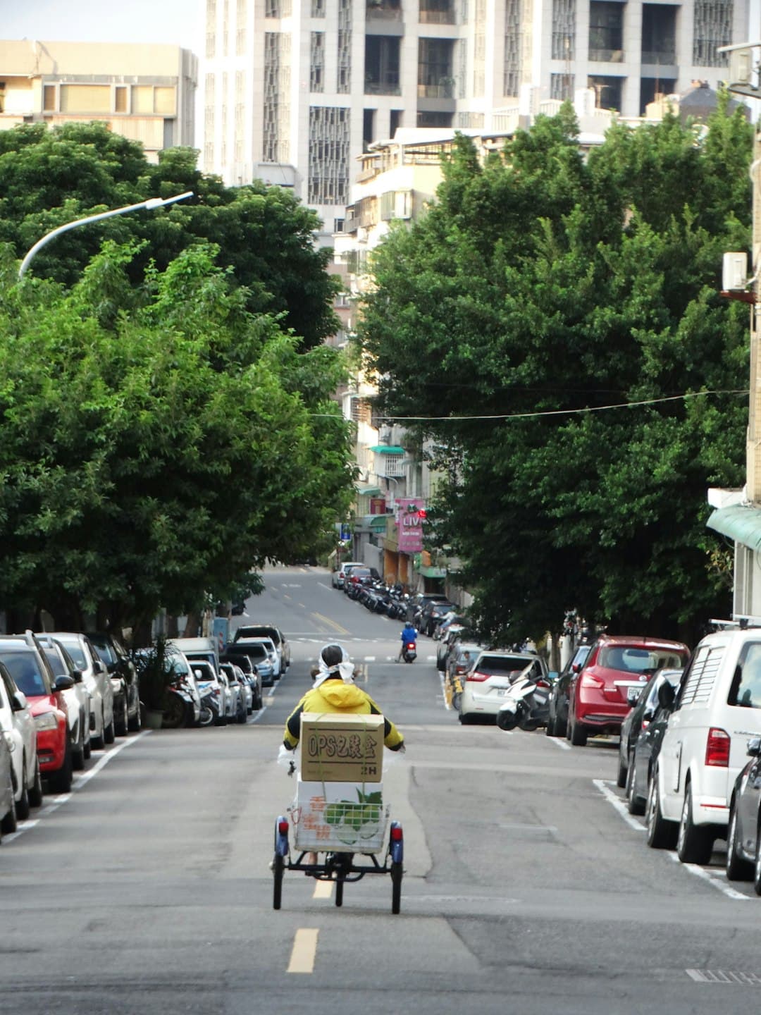 Malownicza droga w Limassol z motocyklami i rowerami