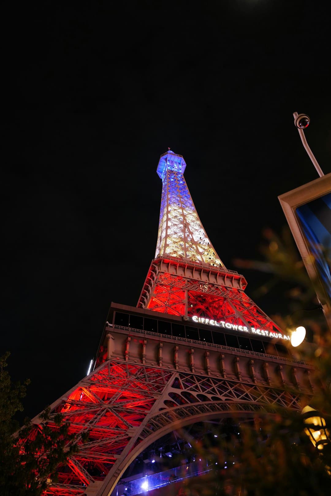 Wieża Eiffla oświetlona w nocy, nocne życie w Paryżu