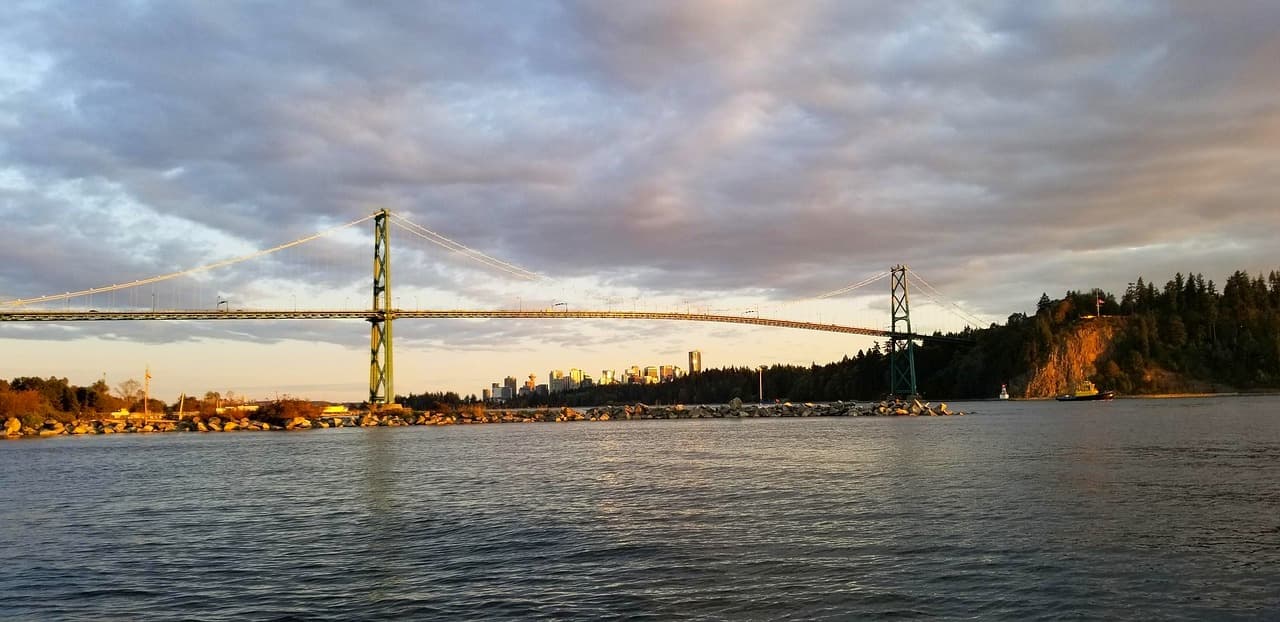Most Lions Gate, Vancouver, zachód słońca, woda, panorama miasta.