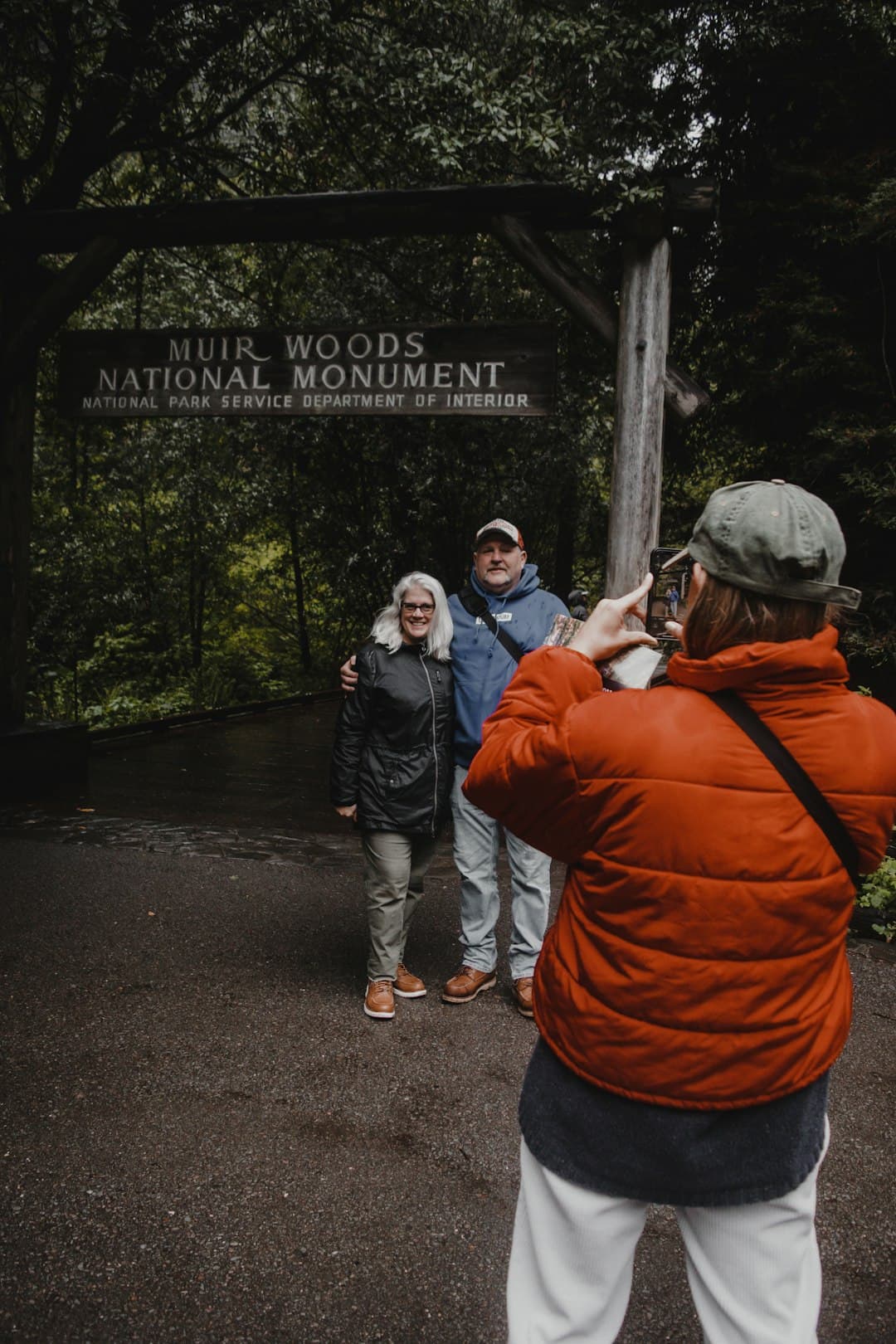 Rodzina na wędrówce w parku narodowym
