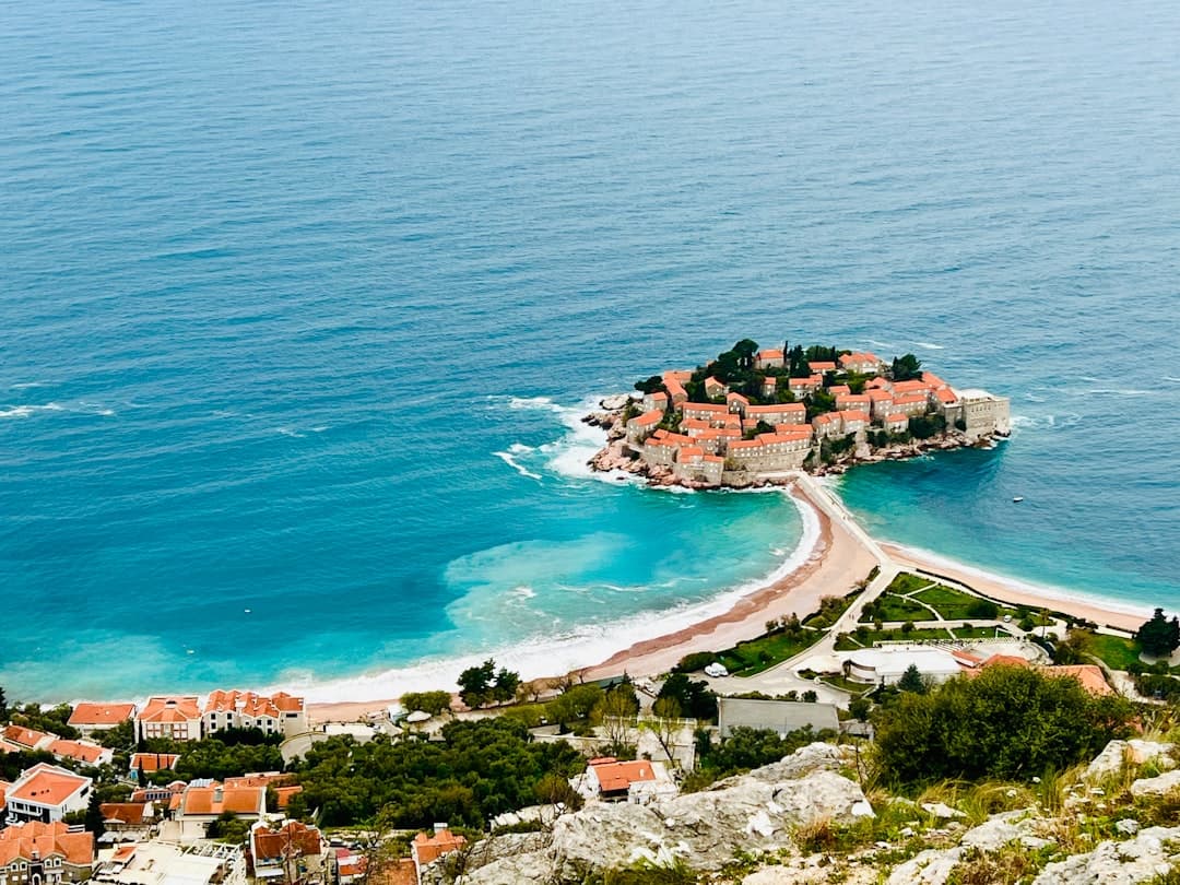 Rodzina na pięknej plaży w Czarnogórze