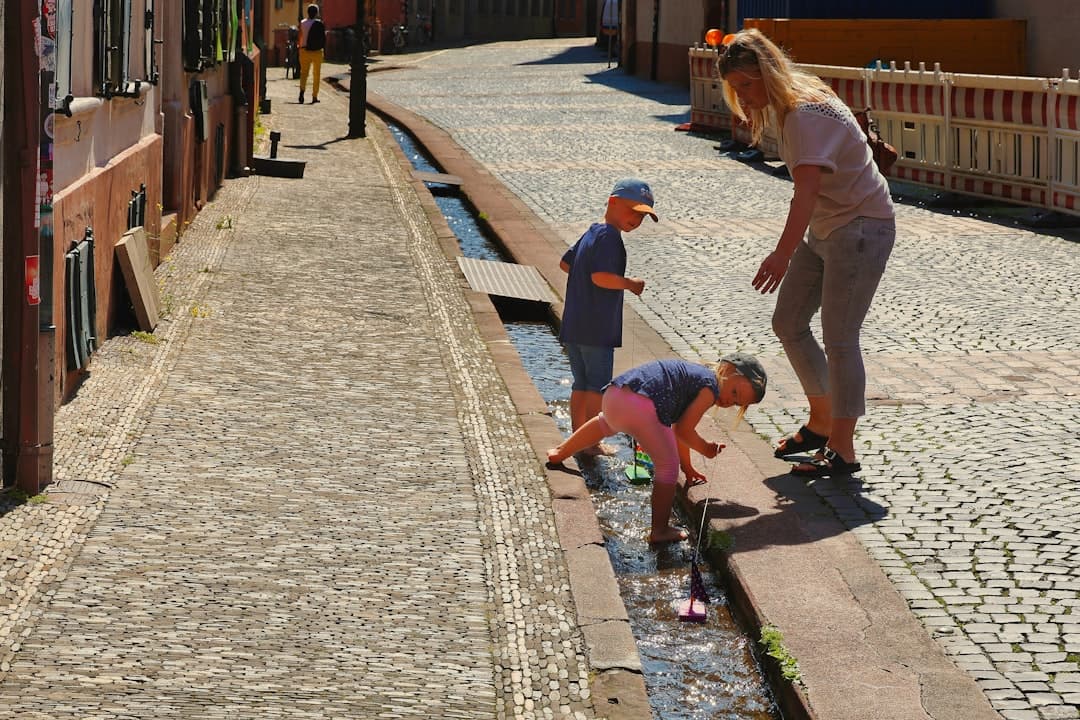 Rodzina odkrywająca ruiny w Starym Barze